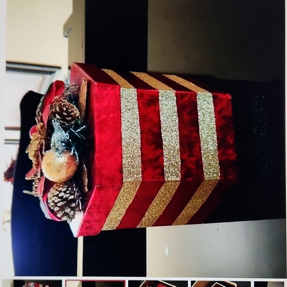 Beautiful Red & Gold ribbon holiday box set - Picture 2 of 6